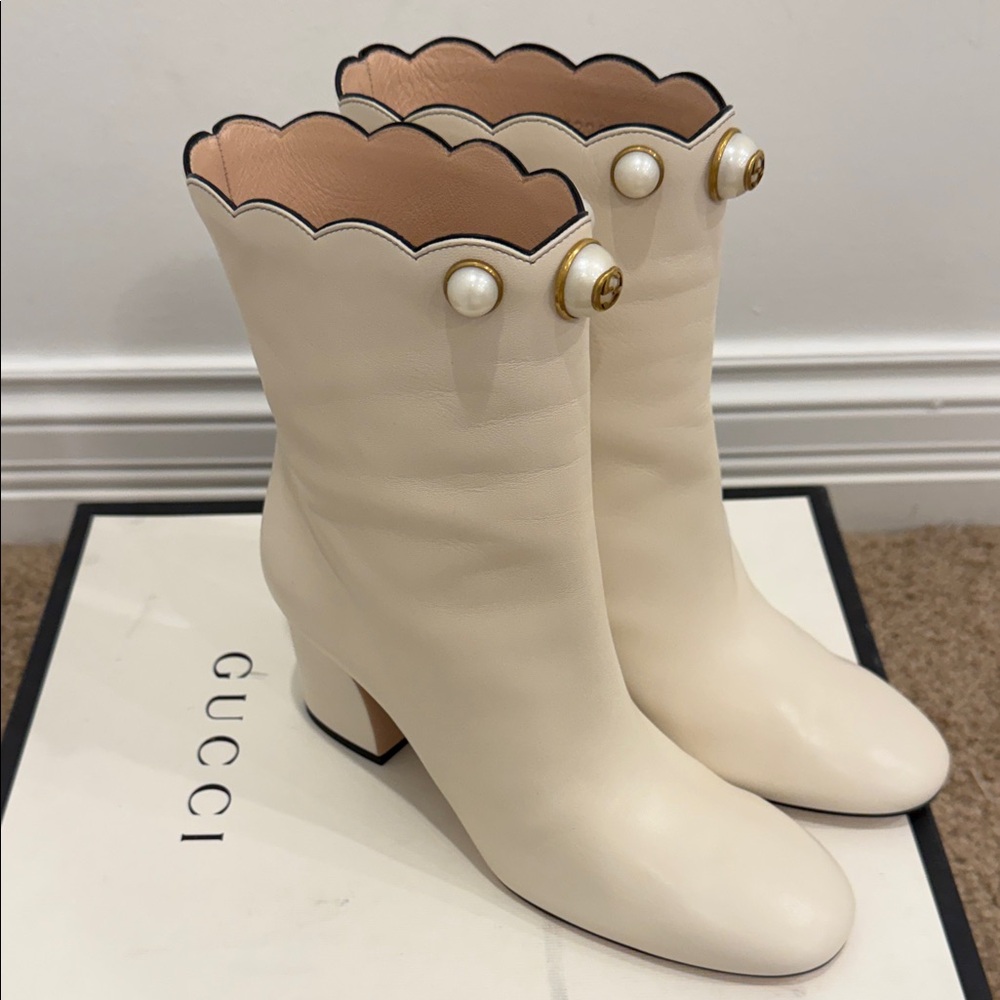GUCCI Pearl Button Scalloped Ankle Boots Lambskin Leather Ivory 37 NWT - Picture 2 of 11